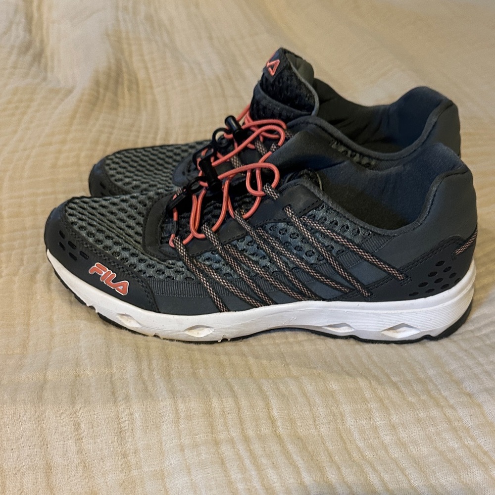 Fila Women’s Gray and Pink/Coral Athletic Water Shoes, Size 8